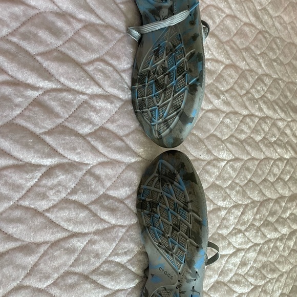 Newest style. So comfortable and very nice looking croc. I only wore them twice. - Picture 8 of 8